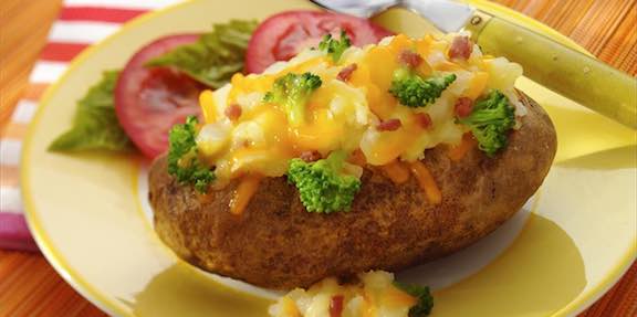 Baked potatoe with cheddar cheese, broccoli and bacon bits
